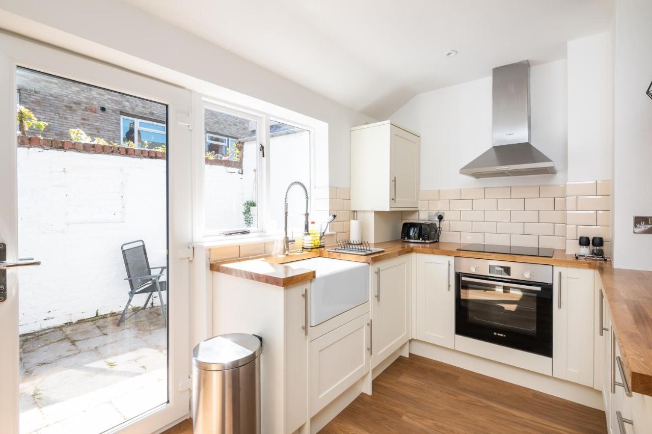 Stylish, Centrally Located Terrace - Pass The Key Йорк Экстерьер фото